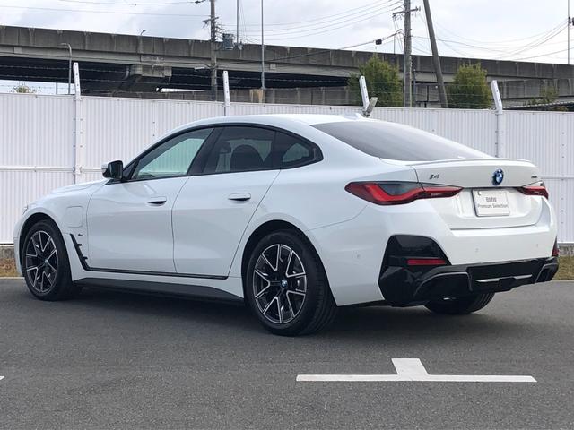 i4 eDrive 40 Mスポーツ 2年保証付 後期 Mブレーキ 黒革 HUD カーブドD リアスポイラー ACC 電動シートヒーター 電動トランク アンビエント 全周囲 18AW ワイヤレス充電 弊社デモカー 禁煙車 認定中古車(7枚目)