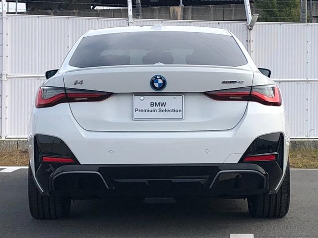 i4 eDrive 40 Mスポーツ 2年保証付 後期 Mブレーキ 黒革 HUD カーブドD リアスポイラー ACC 電動シートヒーター 電動トランク アンビエント 全周囲 18AW ワイヤレス充電 弊社デモカー 禁煙車 認定中古車(8枚目)