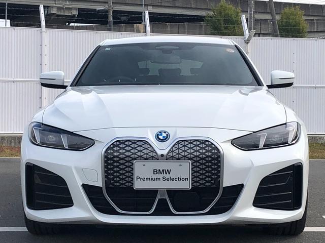 i4 eDrive 40 Mスポーツ 2年保証付 後期 Mブレーキ 黒革 HUD カーブドD リアスポイラー ACC 電動シートヒーター 電動トランク アンビエント 全周囲 18AW ワイヤレス充電 弊社デモカー 禁煙車 認定中古車(9枚目)