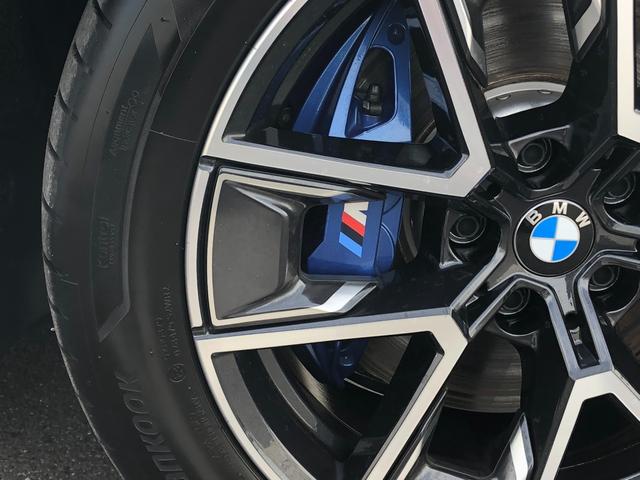 i4 eDrive 40 Mスポーツ 2年保証付 後期 Mブレーキ 黒革 HUD カーブドD リアスポイラー ACC 電動シートヒーター 電動トランク アンビエント 全周囲 18AW ワイヤレス充電 弊社デモカー 禁煙車 認定中古車(11枚目)