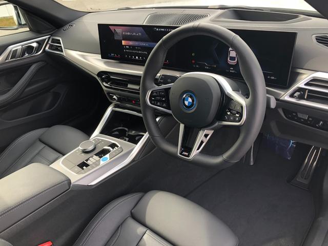 i4 eDrive 40 Mスポーツ 2年保証付 後期 Mブレーキ 黒革 HUD カーブドD リアスポイラー ACC 電動シートヒーター 電動トランク アンビエント 全周囲 18AW ワイヤレス充電 弊社デモカー 禁煙車 認定中古車(27枚目)