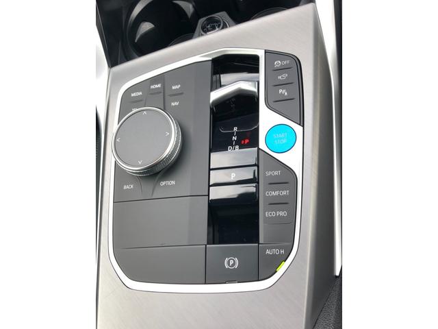 i4 eDrive 40 Mスポーツ 2年保証付 後期 Mブレーキ 黒革 HUD カーブドD リアスポイラー ACC 電動シートヒーター 電動トランク アンビエント 全周囲 18AW ワイヤレス充電 弊社デモカー 禁煙車 認定中古車(31枚目)