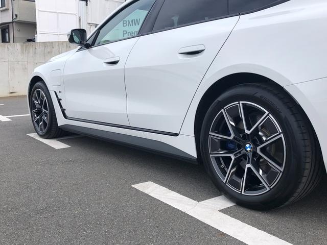 i4 eDrive 40 Mスポーツ 2年保証付 後期 Mブレーキ 黒革 HUD カーブドD リアスポイラー ACC 電動シートヒーター 電動トランク アンビエント 全周囲 18AW ワイヤレス充電 弊社デモカー 禁煙車 認定中古車(38枚目)