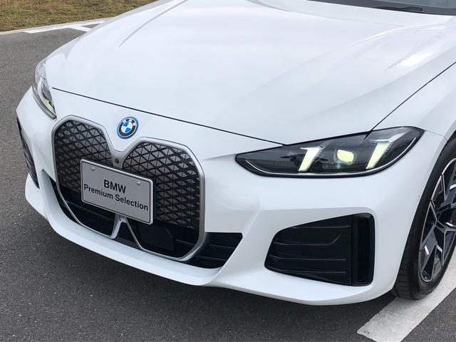 i4 eDrive 40 Mスポーツ 2年保証付 後期 Mブレーキ 黒革 HUD カーブドD リアスポイラー ACC 電動シートヒーター 電動トランク アンビエント 全周囲 18AW ワイヤレス充電 弊社デモカー 禁煙車 認定中古車(39枚目)