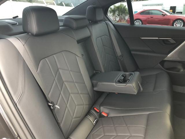 5シリーズ 523i エクスクルーシブ 2年保証付 プラスPKG ドライビングPKG 19AW HUD 黒合革 ウッドP 電動トランク 電動シートH前後 全周囲 地デジ ドラレコ前後 弊社下取り車 ワンオーナー 禁煙車 認定中古車(12枚目)