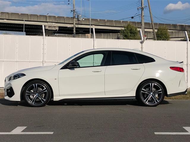 2シリーズ 218dグランクーペ Mスポーツ 2年保証付 BKグリル カーボンミラー ACC リアスポイラー 電動シート アンビエント ドラレコ前後 リアフィルム バックカメラ 前後PDC 18AW 弊社下取り車 ワンオーナー 禁煙車認定中古車(6枚目)