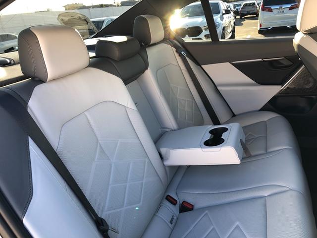 後席も使用感はさほど感じず、運転席・助手席同様に清潔感があります。後席シートもしっかりと作り込まれていますので、座り心地も悪くありません。是非、実車にてご確認下さい。