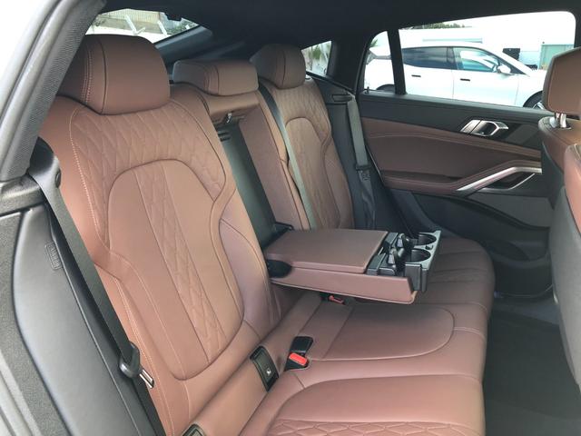 X6 M50i 2年保証付 Mブレーキ H/K 茶革 HUD 全周囲 Vシート ドラレコ前後 ステアリングH 地デジ H&Cホルダー ACC コンフォートP 21AW 弊社下取り車 ワンオーナー 禁煙車認定中古車(13枚目)