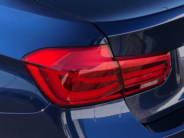 ３シリーズ ３１８ｉスポーツ　クルコン　レーン警告　電動シート　ＬＥＤ　　タッチナビ　追突警告　ブラックパネル　アンビエント　バックカメラ　前後ＰＤＣ　１７ＡＷ　弊社下取り車　ワンオーナー　禁煙車（14枚目）