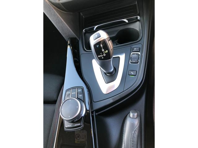 ３シリーズ ３１８ｉスポーツ　クルコン　レーン警告　電動シート　ＬＥＤ　　タッチナビ　追突警告　ブラックパネル　アンビエント　バックカメラ　前後ＰＤＣ　１７ＡＷ　弊社下取り車　ワンオーナー　禁煙車（28枚目）