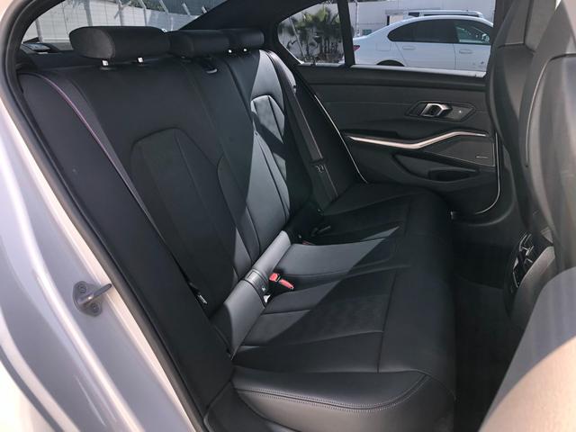 M3 M3セダン コンペティション M xDrive 2年保証付 HUD 黒革 Vシート H/K Mブレーキ 電動シートH ACC 地デジ 全周囲 レーザーライト 19/20インチAW アンビエント Rフィルム 弊社下取り車 ワンオーナー 認定中古車(12枚目)