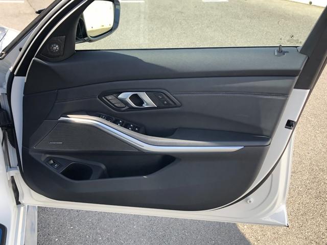 M3 M3セダン コンペティション M xDrive 2年保証付 HUD 黒革 Vシート H/K Mブレーキ 電動シートH ACC 地デジ 全周囲 レーザーライト 19/20インチAW アンビエント Rフィルム 弊社下取り車 ワンオーナー 認定中古車(26枚目)