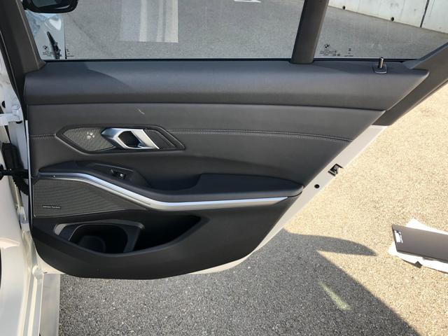 M3 M3セダン コンペティション M xDrive 2年保証付 HUD 黒革 Vシート H/K Mブレーキ 電動シートH ACC 地デジ 全周囲 レーザーライト 19/20インチAW アンビエント Rフィルム 弊社下取り車 ワンオーナー 認定中古車(27枚目)