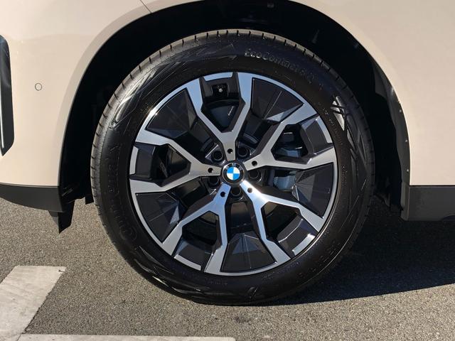 ＢＭＷ純正１９インチホイール。洗練されたデザインで、足元の個性を引き立てます。