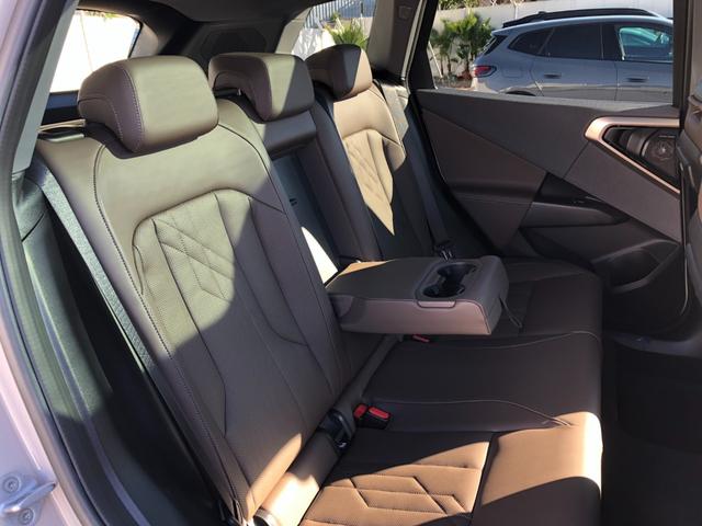 後席も使用感はさほど感じず、運転席・助手席同様に清潔感があります。後席シートもしっかりと作り込まれていますので、座り心地も悪くありません。是非、実車にてご確認下さい。