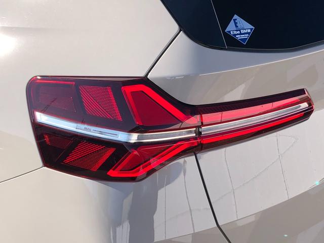 美しいデザインのテールレンズ。