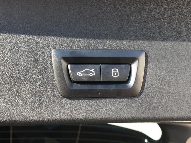 ボタン操作ひとつでトランクの開閉を可能とする電動トランクが付いております。