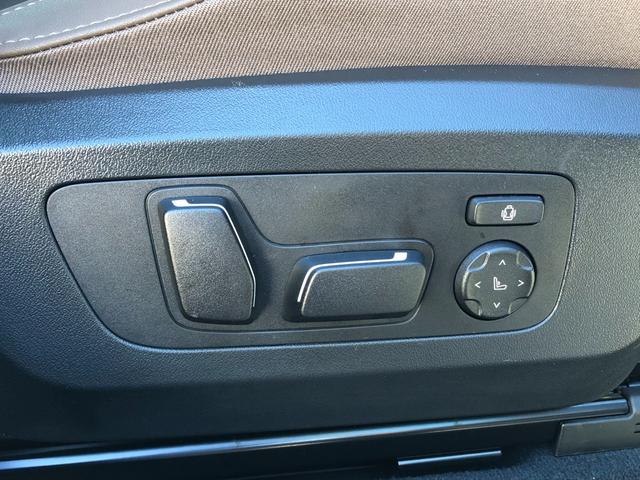 電動シートはメモリー機能を備えており、シートおよびドア・ミラーの位置を記憶することができます。