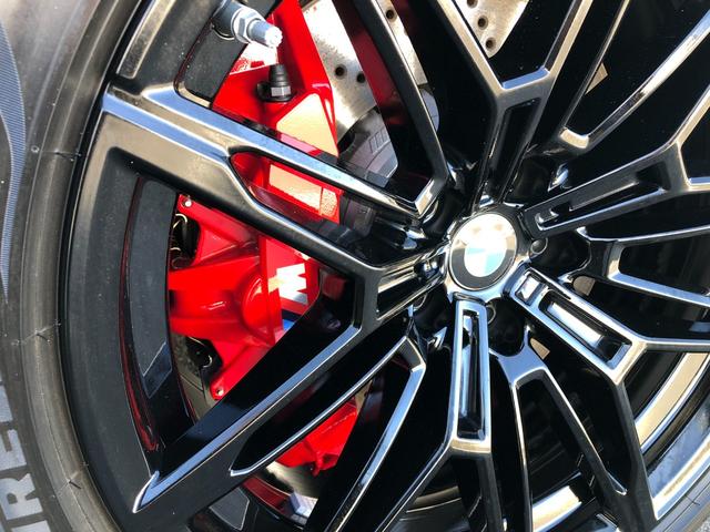 Ｍスポーツ・ブレーキ！　Ｍのロゴがあしらわれた赤色のＭスポーツ・ブレーキはダイナミックなパフォーマンスに相応しい、優れた制動力を発揮します。