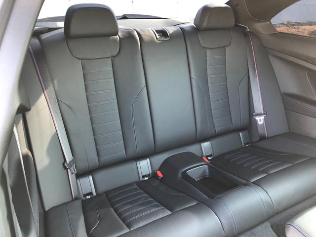 後席も使用感はさほど感じず、運転席・助手席同様に清潔感があります。後席シートもしっかりと作り込まれていますので、座り心地も悪くありません。是非、実車にてご確認下さい。