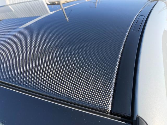 ルーフにはカーボン素材が使われており軽量化や低重心化に貢献しています。