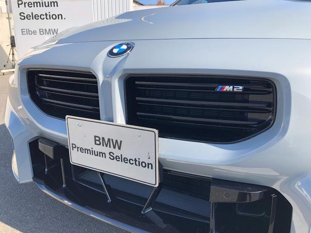 左右のキドニー・グリルの中心にはＢＭＷのエンブレムが鎮座し、個性を放つデザイン性を兼ね備えました。