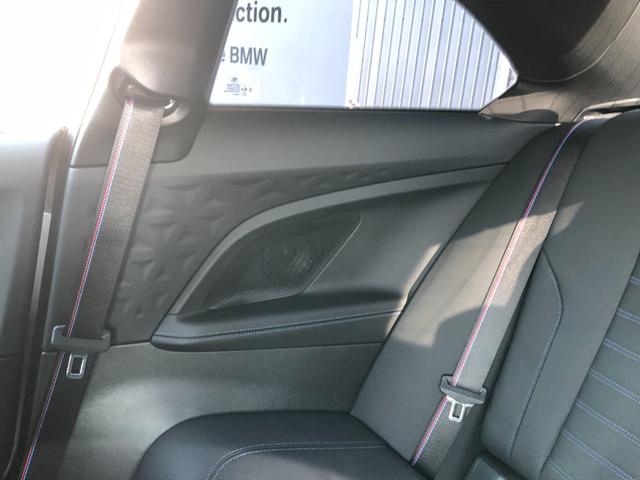 後席も使用感はさほど感じず、運転席・助手席同様に清潔感があります。後席シートもしっかりと作り込まれていますので、座り心地も悪くありません。是非、実車にてご確認下さい。