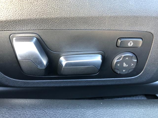 電動シートはメモリー機能を備えており、シートおよびドア・ミラーの位置を記憶することができます。