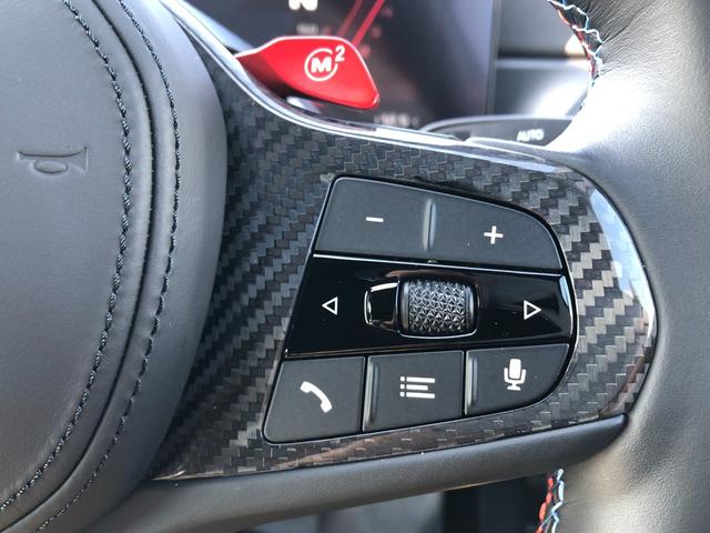 マルチファンクション・ボタン　ステアリングホイール上に装備され、電話やオーディオシステムなどを快適かつ安全に操作することができます。