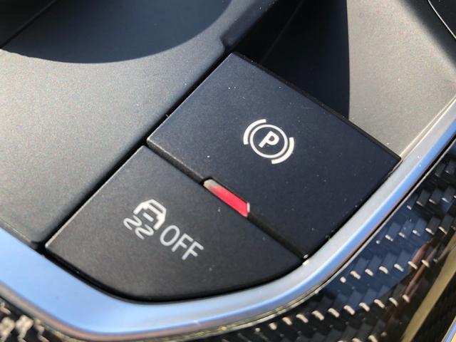 上部スイッチはパーキングブレーキスイッチで、下側のスイッチでＤＳＣオンオフでき、ＤＳＣとは車がスピンすることを防ぐことを目的とした機能です。