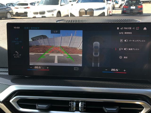 リヤ・ビュー・カメラは、車両後方の障害物や歩行者をコントロール・ディスプレイに表示します。予想進路表示機能により、目標とする駐車スペースに十分な広さがあるかを確認することができます。バックソナー付き。