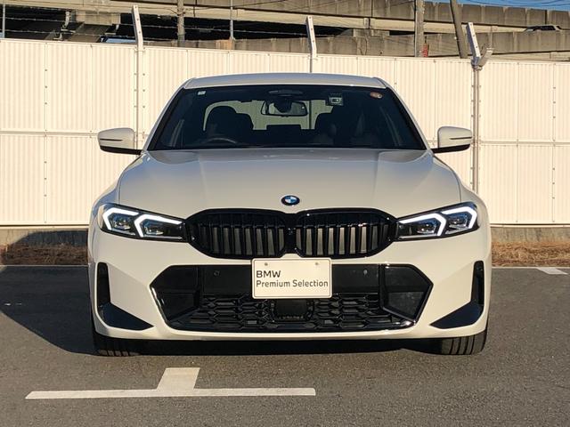 3シリーズ 320i Mスポーツ 2年保証付 カーブドD HUD 全周囲 電動シートH 電動ゲート アンビエント ワイヤレスC 前後PDC アルミパネル コンフォートPKG ドラレコ前後 18AW 下取車ワンオーナー 禁煙車認定中古車(9枚目)