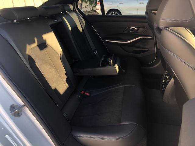 3シリーズ 320i Mスポーツ 2年保証付 カーブドD HUD 全周囲 電動シートH 電動ゲート アンビエント ワイヤレスC 前後PDC アルミパネル コンフォートPKG ドラレコ前後 18AW 下取車ワンオーナー 禁煙車認定中古車(12枚目)