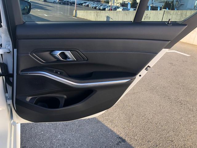 3シリーズ 320i Mスポーツ 2年保証付 カーブドD HUD 全周囲 電動シートH 電動ゲート アンビエント ワイヤレスC 前後PDC アルミパネル コンフォートPKG ドラレコ前後 18AW 下取車ワンオーナー 禁煙車認定中古車(25枚目)