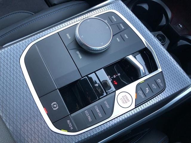 3シリーズ 320i Mスポーツ 2年保証付 カーブドD HUD 全周囲 電動シートH 電動ゲート アンビエント ワイヤレスC 前後PDC アルミパネル コンフォートPKG ドラレコ前後 18AW 下取車ワンオーナー 禁煙車認定中古車(32枚目)