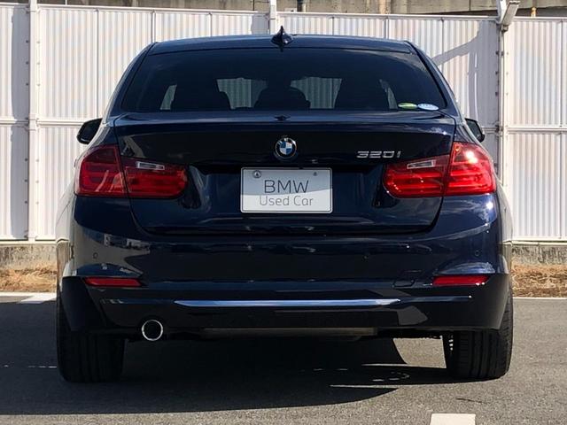 ３シリーズ ３２０ｉラグジュアリー　ＡＣＣ　黒革　電動シートＨ　ウッドＰ　アンビエント　リアＰＤＣ　バックカメラ　車線逸脱　追突警告　純正ナビ　コンフォートＡ　キセノンヘッドライト　１７ＡＷ　弊社下取り車　ワンオーナー　禁煙車（9枚目）