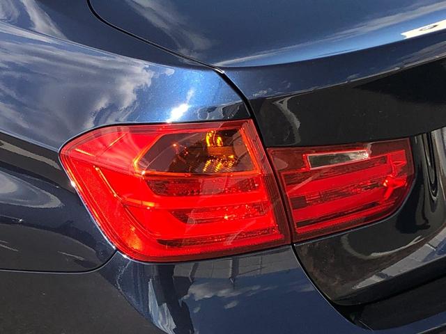 ３シリーズ ３２０ｉラグジュアリー　ＡＣＣ　黒革　電動シートＨ　ウッドＰ　アンビエント　リアＰＤＣ　バックカメラ　車線逸脱　追突警告　純正ナビ　コンフォートＡ　キセノンヘッドライト　１７ＡＷ　弊社下取り車　ワンオーナー　禁煙車（15枚目）