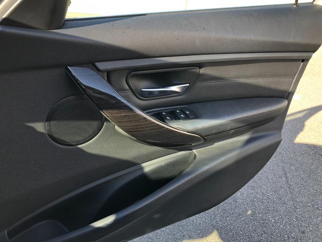 ３シリーズ ３２０ｉラグジュアリー　ＡＣＣ　黒革　電動シートＨ　ウッドＰ　アンビエント　リアＰＤＣ　バックカメラ　車線逸脱　追突警告　純正ナビ　コンフォートＡ　キセノンヘッドライト　１７ＡＷ　弊社下取り車　ワンオーナー　禁煙車（21枚目）