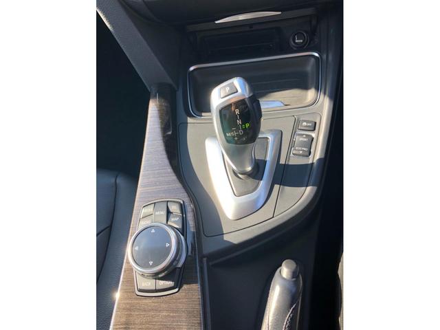 ３シリーズ ３２０ｉラグジュアリー　ＡＣＣ　黒革　電動シートＨ　ウッドＰ　アンビエント　リアＰＤＣ　バックカメラ　車線逸脱　追突警告　純正ナビ　コンフォートＡ　キセノンヘッドライト　１７ＡＷ　弊社下取り車　ワンオーナー　禁煙車（29枚目）