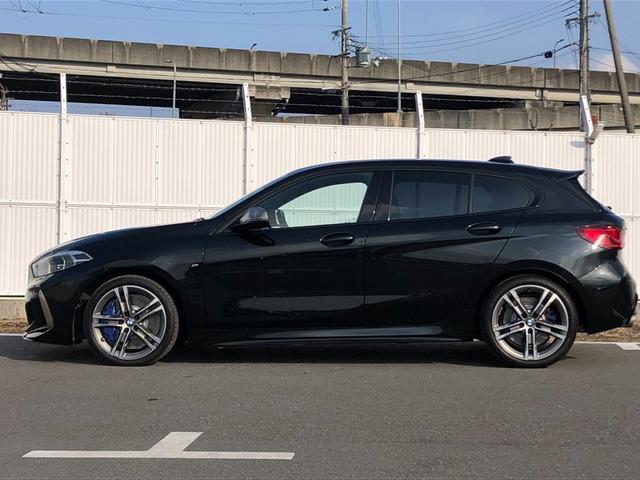 1シリーズ M135i xDrive 2年保証付Mブレーキ ACC 電動シートH 電動ゲート アンビエント ワイヤレス充電 リアスポイラー リアフィルム 前後PDC バックカメラ 18AW 弊社下取り車 禁煙車 認定中古車(7枚目)
