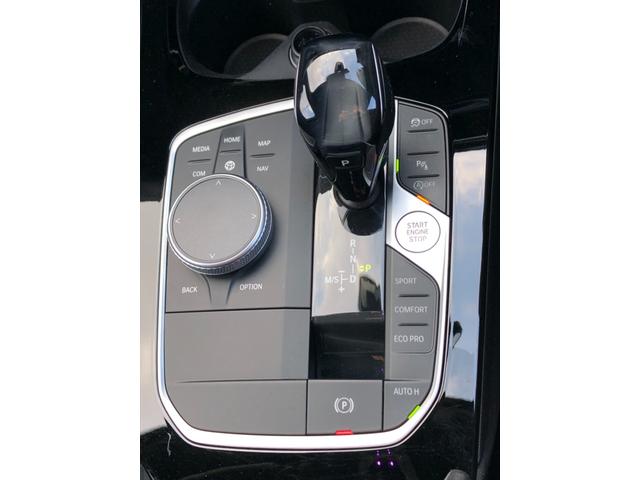 1シリーズ M135i xDrive 2年保証付Mブレーキ ACC 電動シートH 電動ゲート アンビエント ワイヤレス充電 リアスポイラー リアフィルム 前後PDC バックカメラ 18AW 弊社下取り車 禁煙車 認定中古車(30枚目)