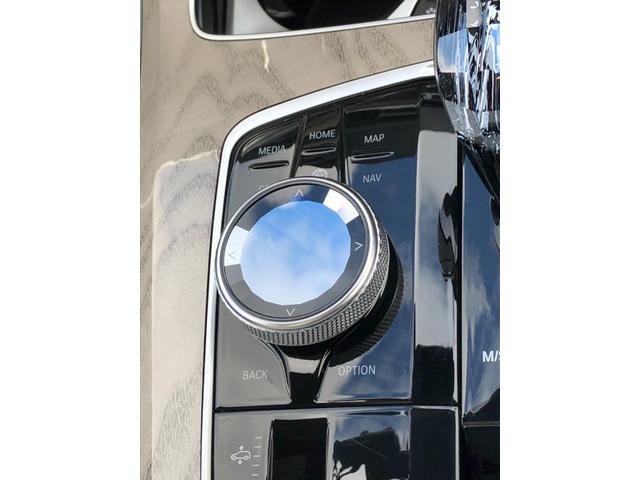 ���h���C�u�R���g���[���B�茳�ŎԂ̋@�\�𒼊��I�ɑ���ł��܂��B