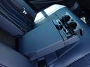 フロントセンターアームレストを開くと中は収納スペースになっており、車内をすっきり綺麗に保てます。