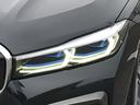 レーザーライトはハイビームで走行時に車速が約70km/hを超えると、既に点灯しているLEDハイビーム・ヘッドライトに加え、自動的に点灯、LEDライトの約2倍に相当する最大600mまで照らします。