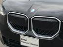 左右のキドニー・グリルの中心にはBMWのエンブレムが鎮座し、個性を放つデザイン性を兼ね備えました。
