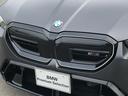 左右のキドニー・グリルの中心にはBMWのエンブレムが鎮座し、個性を放つデザイン性を兼ね備えました。