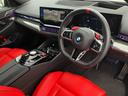 BMW 伝統のコックピットはドライバー志向で設計され、人間工学を駆使し、細部に到るまで設計されたコックピットを実現しました。
