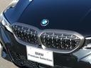 左右のキドニー・グリルの中心にはBMWのエンブレムが鎮座し、個性を放つデザイン性を兼ね備えました。