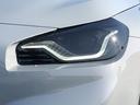 アダプティブ　ＬＥＤ　ヘッドライトは、夜間での視界を向上させ、ドライビングの安心感を高めます。ステアリング・ホイールの動きに反応し、ヘッドライトの角度を自動制御します。