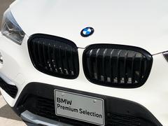 左右のブラックキドニー・グリルの中心にはＢＭＷのエンブレムが鎮座し、個性を放つデザイン性を兼ね備えました。 5